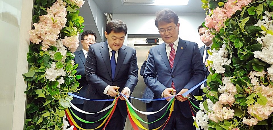 Vice Minister Yoon Jong-in (right) and Director Dmitry Romanovich Lee (left) are cutting the tape at the opening ceremony of the Korea-Uzbekistan e-government and digital economy cooperation center on January 30 in Tashkent, Uzbekistan.