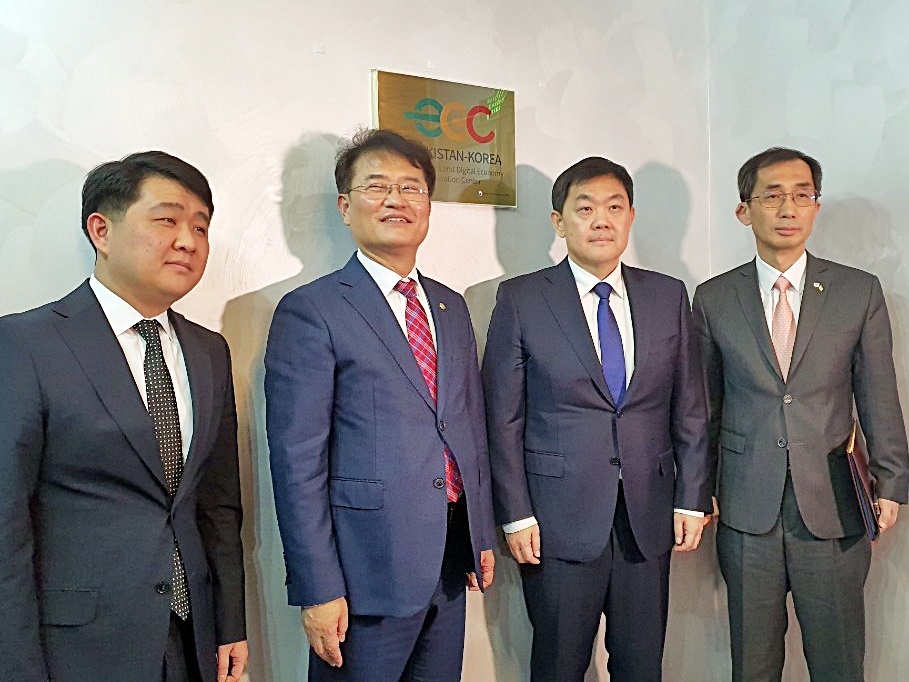 Participants from Korea and Uzbekistan including Vice Minister Yoon Jong-in (2nd from left) and Director Dmitry Romanovich Lee (2nd from right) are taking commemorative photos at the opening ceremony of the Korea-Uzbekistan e-government and digital economy cooperation center on January 30 in Tashkent, Uzbekistan.