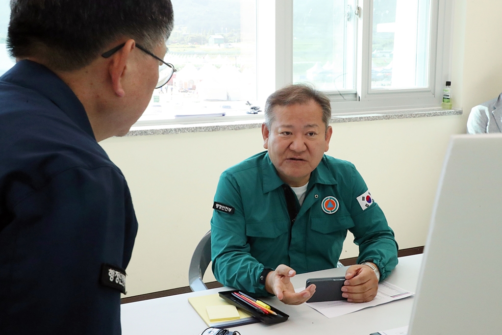 이상민 행정안전부 장관이 8일 오전 전북 부안군 세계스카우트잼버리 글로벌청소년리더센터에서 참가자들의 비상대피 계획안을 보고받고 향후 운영계획을 점검하고 있다.