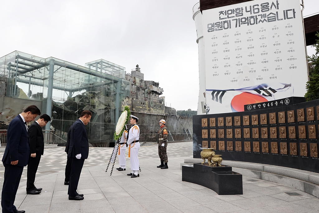 이상민 행정안전부 장관이 27일 오전 추석 연휴를 앞두고 해군 제2함대 사령부를 방문하여 천안함 46용사 추모비 참배하고 있다.