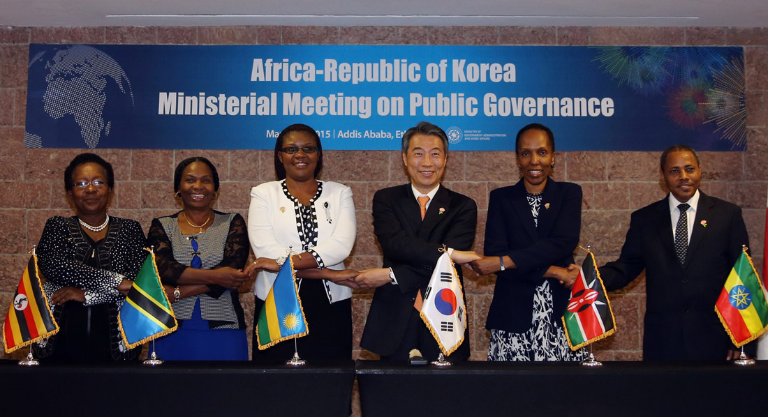 Ministers who attended the 2015 Africa-Republic of Korea Ministerial Meeting on Public Governance are striking a pose for a group photo. Minister Chong invited minsiters from Ethiopia, Kenya, Rwanda, Tanzania, and Uganda and held a ministerial meeting on public governance in Addis Ababa, Ethiopia on March 18, 2015 to enhance cooperation with the African countries.