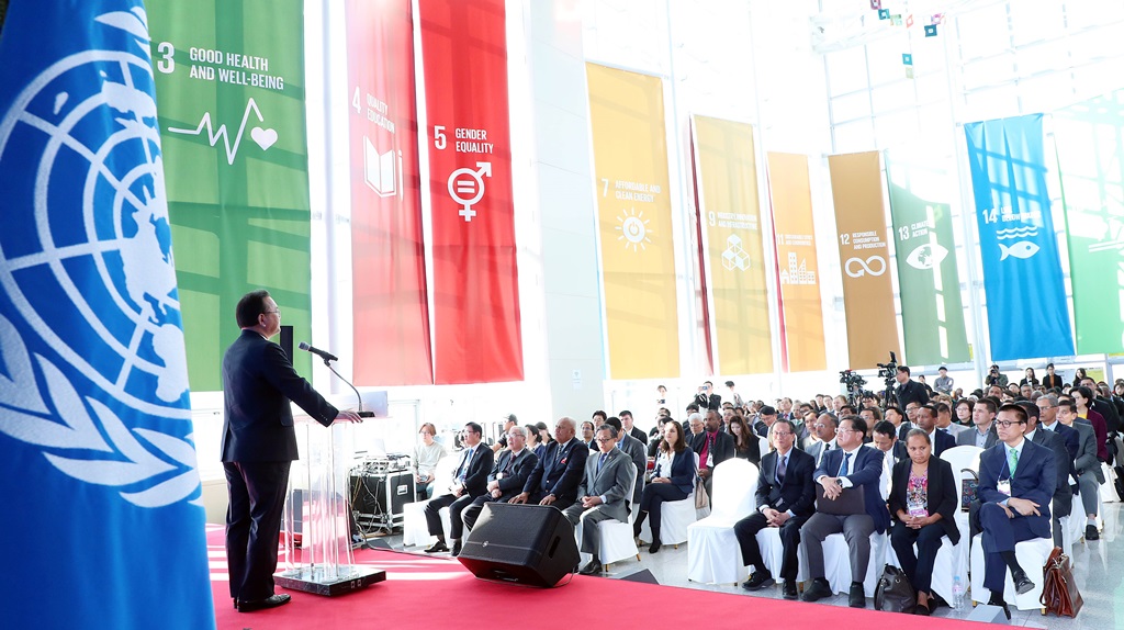 김부겸 장관이 25일 인천광역시 송도 G-타워에서 열린 '2018 아시아·태평양 지역 SDGs(지속가능개발목표) 심포지엄'에서 개막연설을 하고 있다.