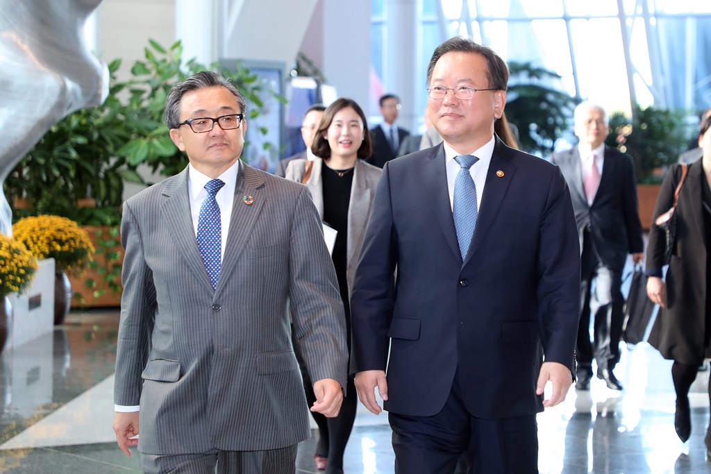 김부겸(오른쪽) 장관과 리우전민(왼쪽) UN 사무차장이 25일 '2018 아시아·태평양 지역 SDGs(지속가능개발목표) 심포지엄'에 참석하고 있다.
