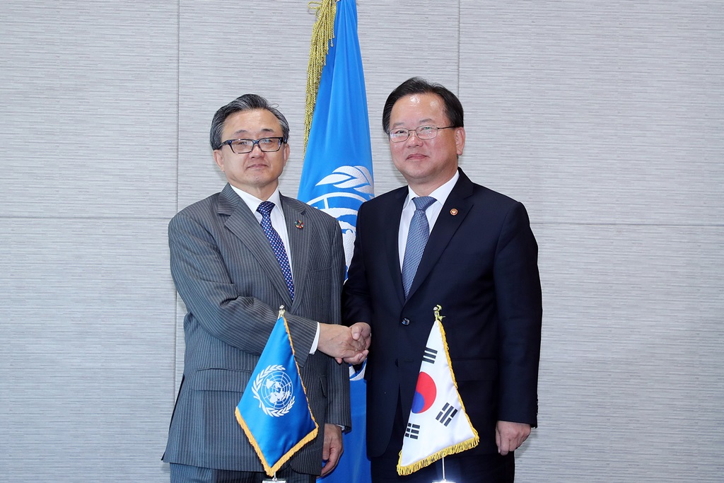 김부겸(오른쪽) 장관이 25일 '2018 아시아·태평양 지역 SDGs(지속가능개발목표) 심포지엄'에 참석, 리우전민 UN 사무차장과 양자회담을 한 뒤 악수하고 있다.