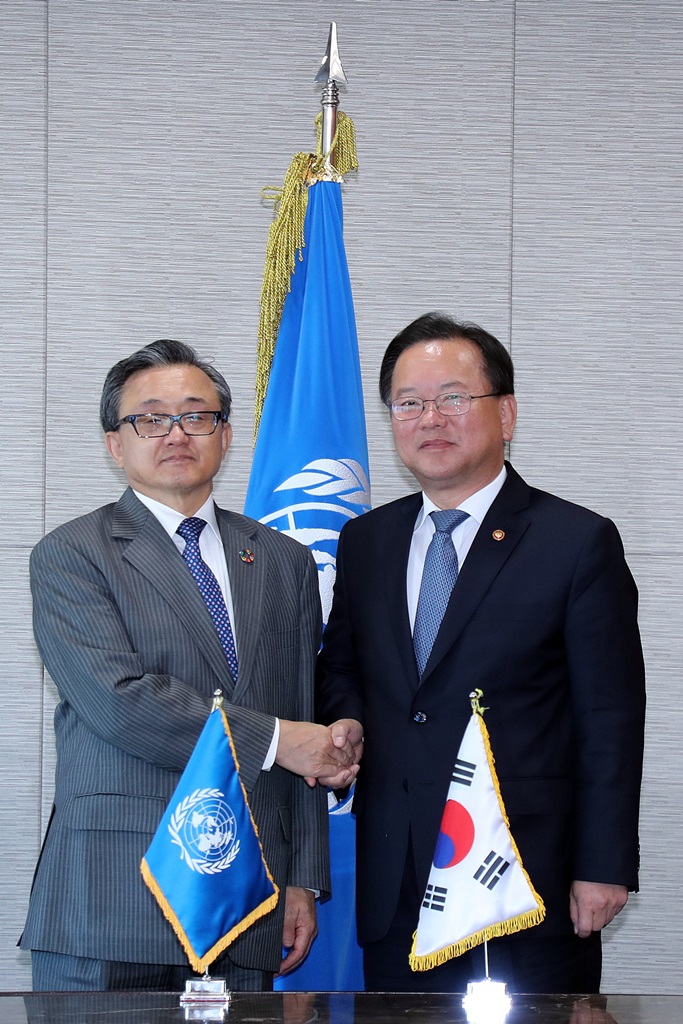 김부겸(오른쪽) 장관이 25일 '2018 아시아·태평양 지역 SDGs(지속가능개발목표) 심포지엄'에 참석, 리우전민 UN 사무차장과 양자회담을 한 뒤 악수하고 있다.