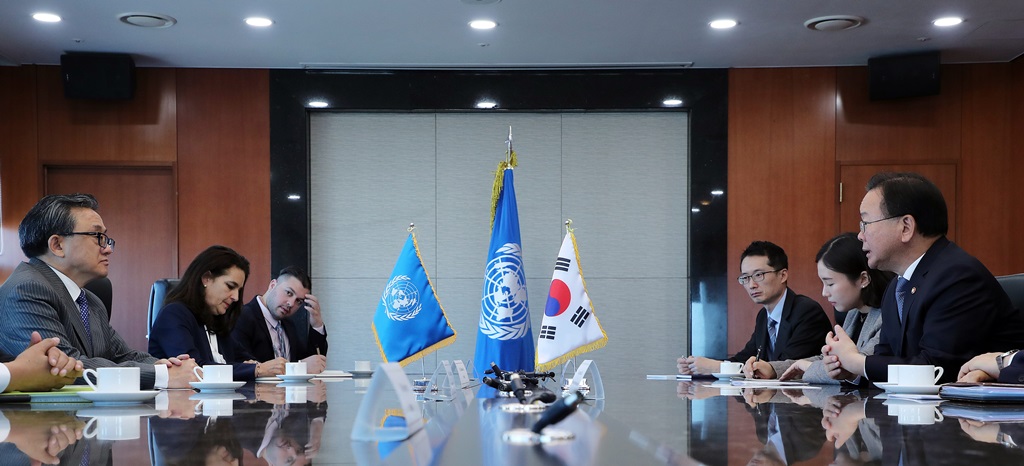 김부겸(오른쪽) 장관이 25일 '2018 아시아·태평양 지역 SDGs(지속가능개발목표) 심포지엄'에 참석해 리우전민 UN 사무차장과 양자회담을 하고 있다.