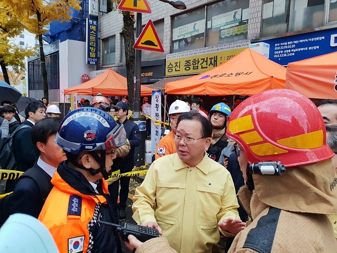 김부겸 장관이 9일 오전 화재가 발생한 서울 종로구의 고시원 현장을 찾아 상황점검을 하고 있다.