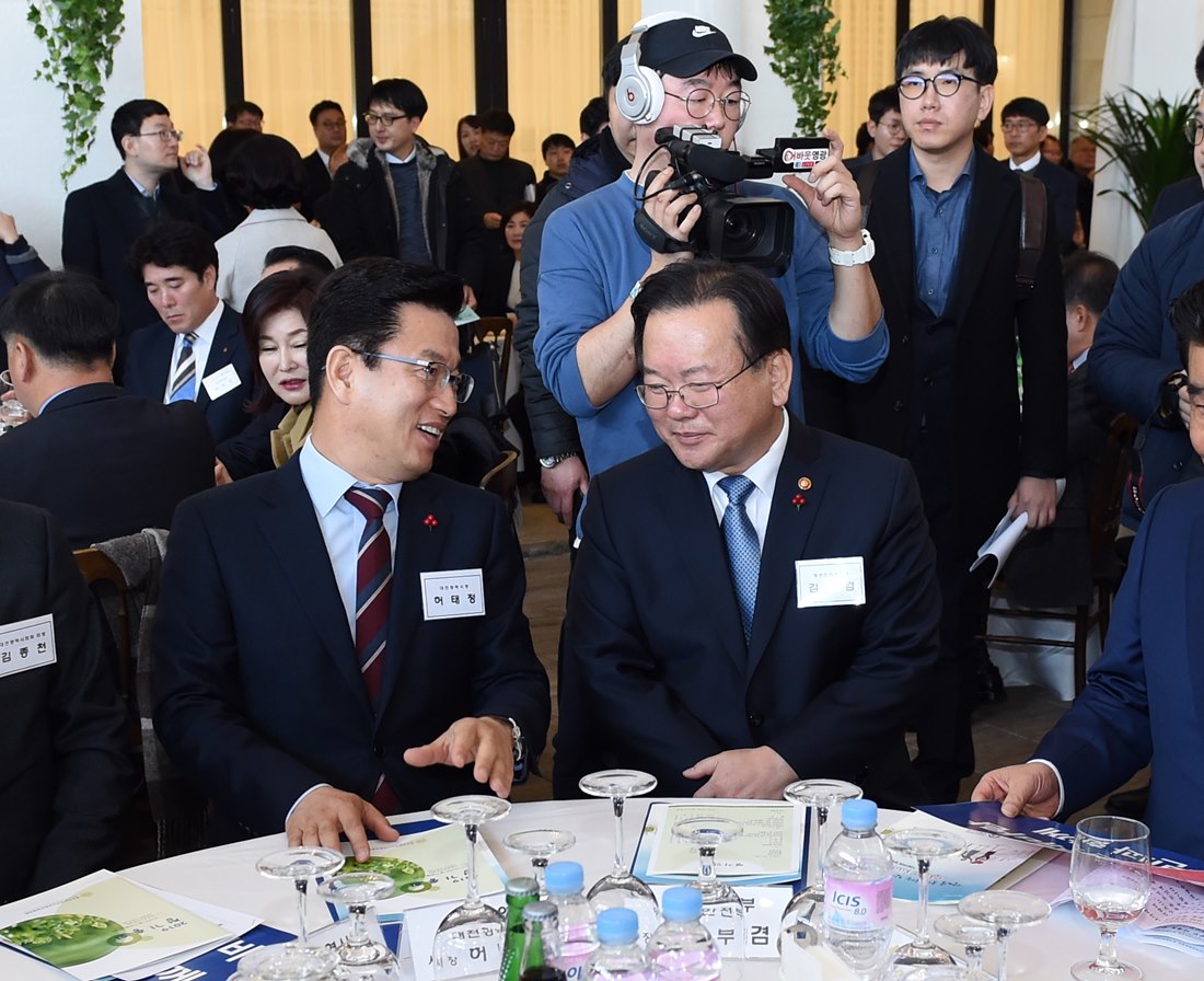 21일 라도무스아트센터(대전 유성구)에서 열린 2019년도 전국 시군자치구의회 의장협의회 정기총회에서 김부겸 장관(오른쪽)과 허태정 대전시장이 대화를 하고 있다.