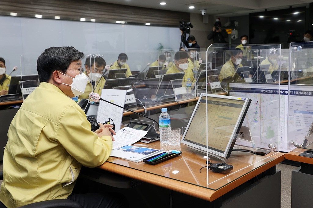 Minister Jeon Hae-cheol visited the Yongin City Hall, Gyeonggi-do and received report on the city's response to COVID-19. Minister also examined the status of monitoring people in self-quarantine using the GIS Situation Management System.