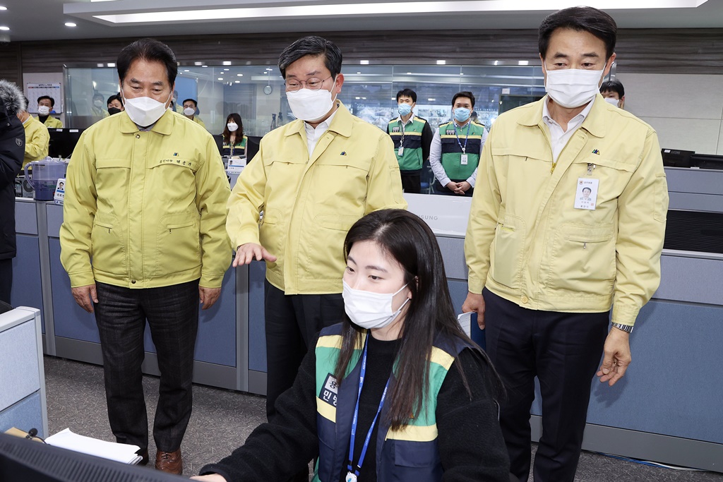 Minister Jeon Hae-cheol visited the self-quarantine management operation room of the Yongin City Hall, Gyeonggi-do on the 31st. Minister listened to opinions of field workers responding to COVID-19 and encouraged them.