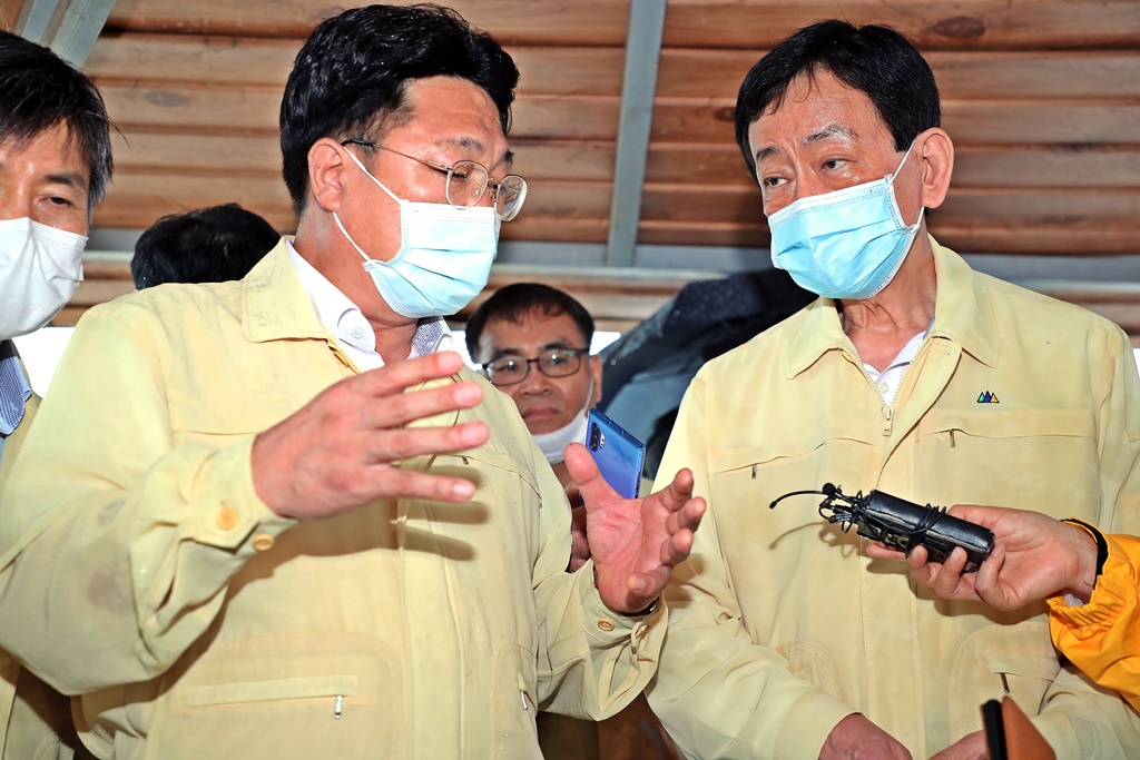 진영 장관이 3일 오후 집중호우로 피해를 입은 경기도 이천시 율면 산양리 현장을 찾아 응급복구 현황을 점검하고 향후 대처 사항을 논의하고 있다.