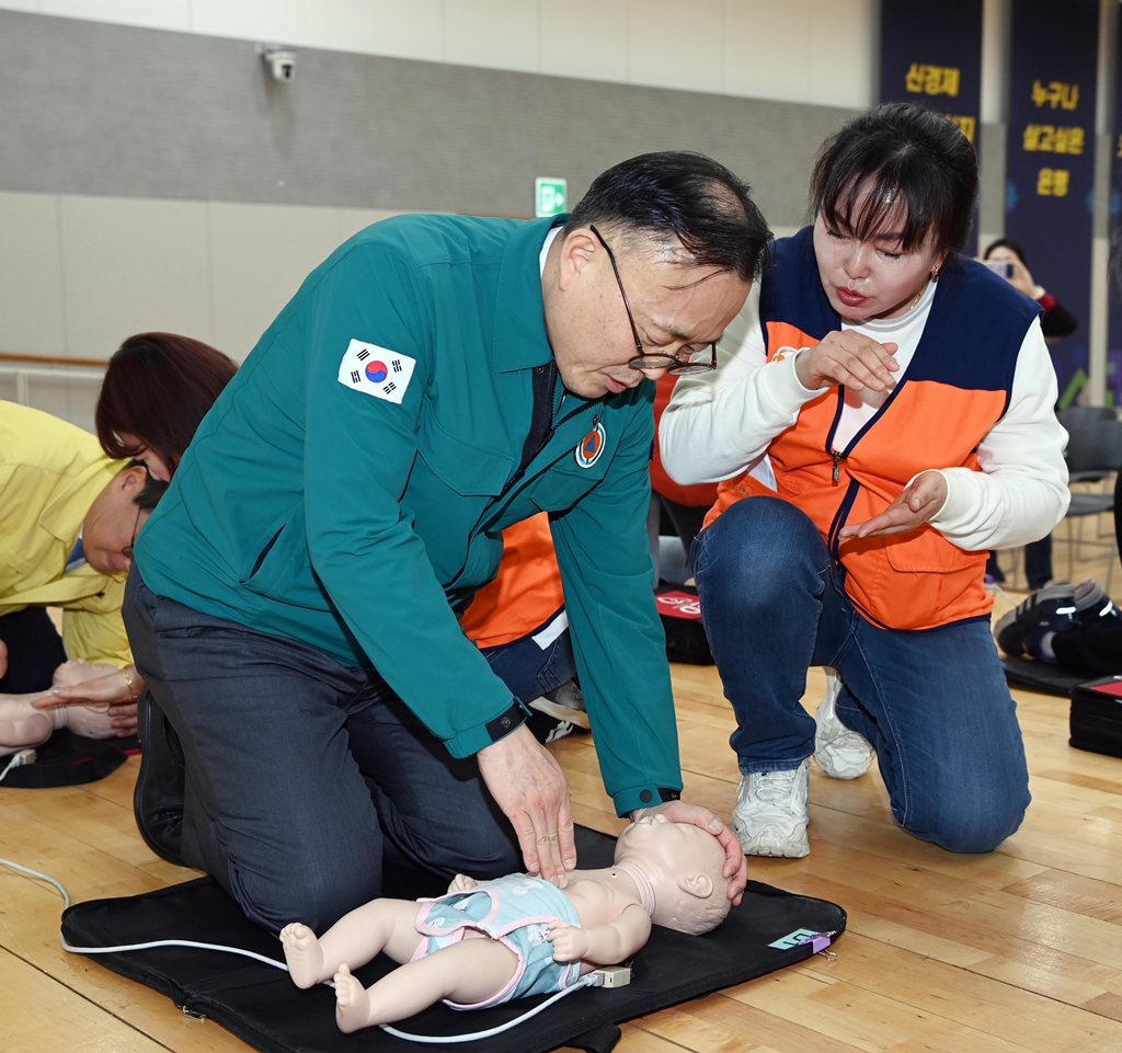 이한경 행정안전부 재난안전관리본부장은 27일 오후 서울 은평구 어린이이용시설 종사자 안전교육이 실시된 은평구청을 방문하여, 기도폐쇄. 응급처치 체험 실습하고 있다.