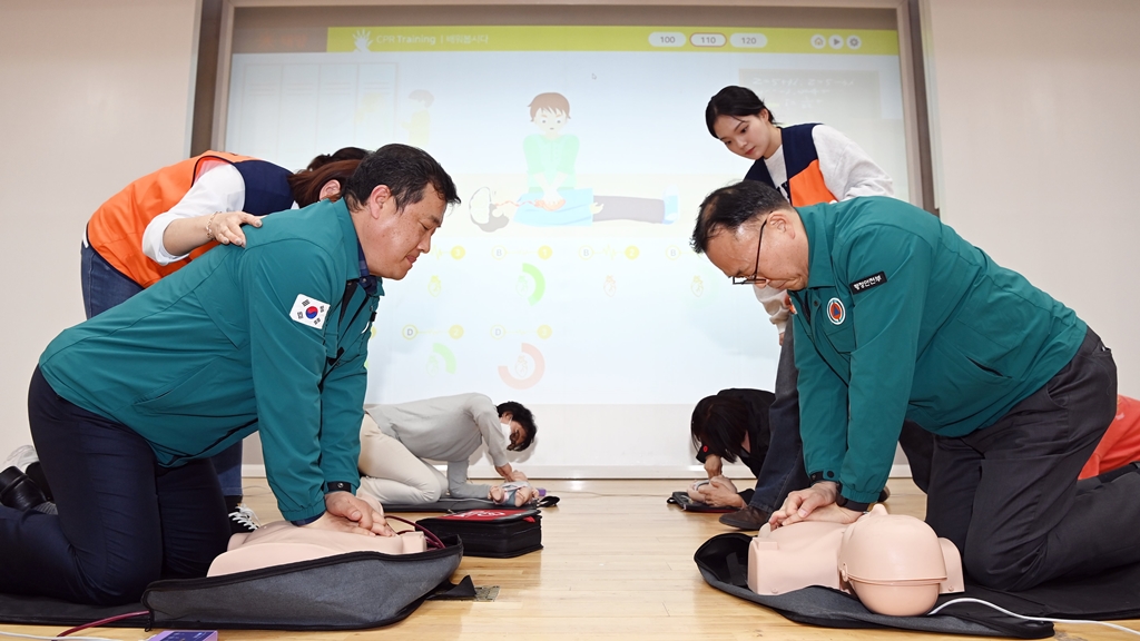 이한경 행정안전부 재난안전관리본부장은 27일 오후 서울 은평구 어린이이용시설 종사자 안전교육이 실시된 은평구청을 방문하여, 심폐소생술 체험실습하고 있다.