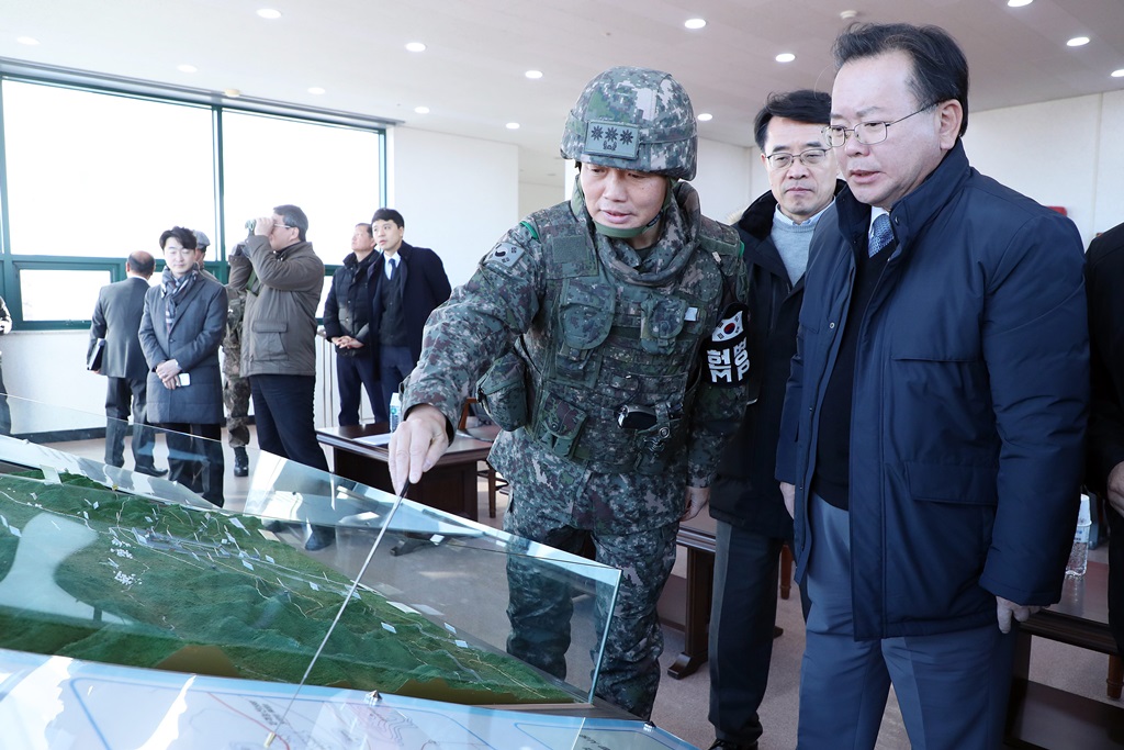 김부겸 장관이 28일 오전 강원도 철원군 평화전망대를 방문해 군 관계자로부터 DMZ(비무장지대) 조감도를 살펴보고 있다. 