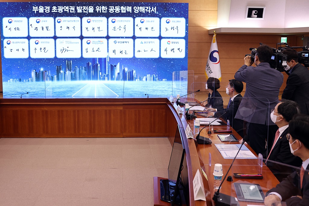 Signature = Minster of the Interior and Safety Jeon Hae-cheol, Busan Metropolitan City Mayor Park Heong-joon, Ulsan Metropolitan City Mayor Song Chul-ho, Gyeongnam Acting Governor Ha Byeong-pil, and related ministries sign the MOU on the Decentralization Agreement and Super-regional Joint Cooperation at the signing ceremony to support the "Bu-Ul-Gyeong" Special-purpose Local Government held at the government complex in Jongno-gu, Seoul, on the morning of the 19th.