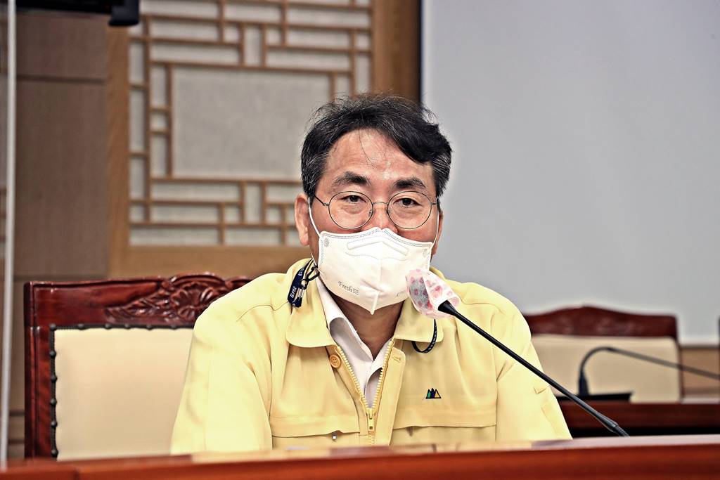 이재영 행정안전부 차관이 16일 오전 경기도 오산시청을 방문해 오산시의 코로나19 대응현황을 청취하고 있다.