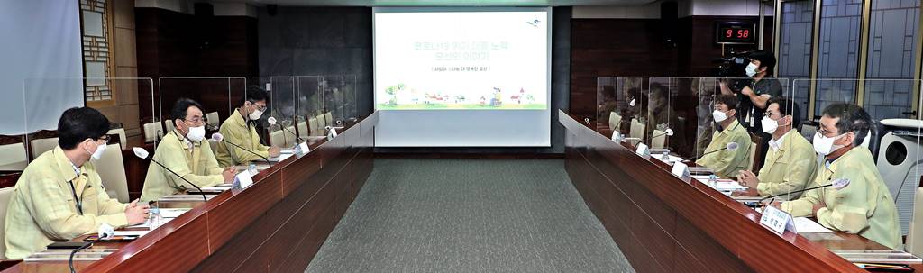 이재영 행정안전부 차관이 16일 오전 경기도 오산시청을 방문해 오산시의 코로나19 대응현황을 청취하고 있다.