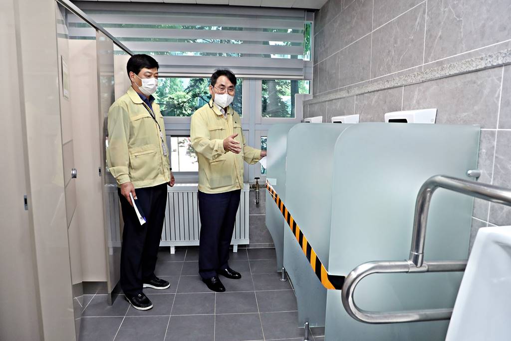 이재영 행정안전부 차관이 16일 오전 경기도 오산시청을 방문해 공중화장실 방역현황을 살펴보고 있다.