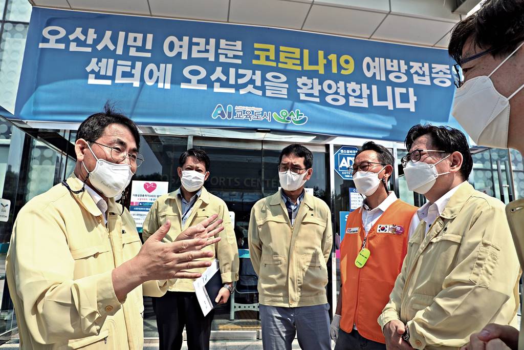 ﻿이재영 행정안전부 차관이 16일 오전 경기도 오산시 코로나19 예방접종센터를 찾아 관계자들의 의견을 청취하고 접종 진행상황을 살펴보고 있다.