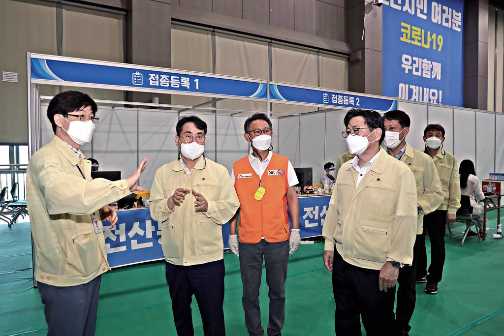 ﻿이재영 행정안전부 차관이 16일 오전 경기도 오산시 코로나19 예방접종센터를 찾아 관계자들의 의견을 청취하고 접종 진행상황을 살펴보고 있다.