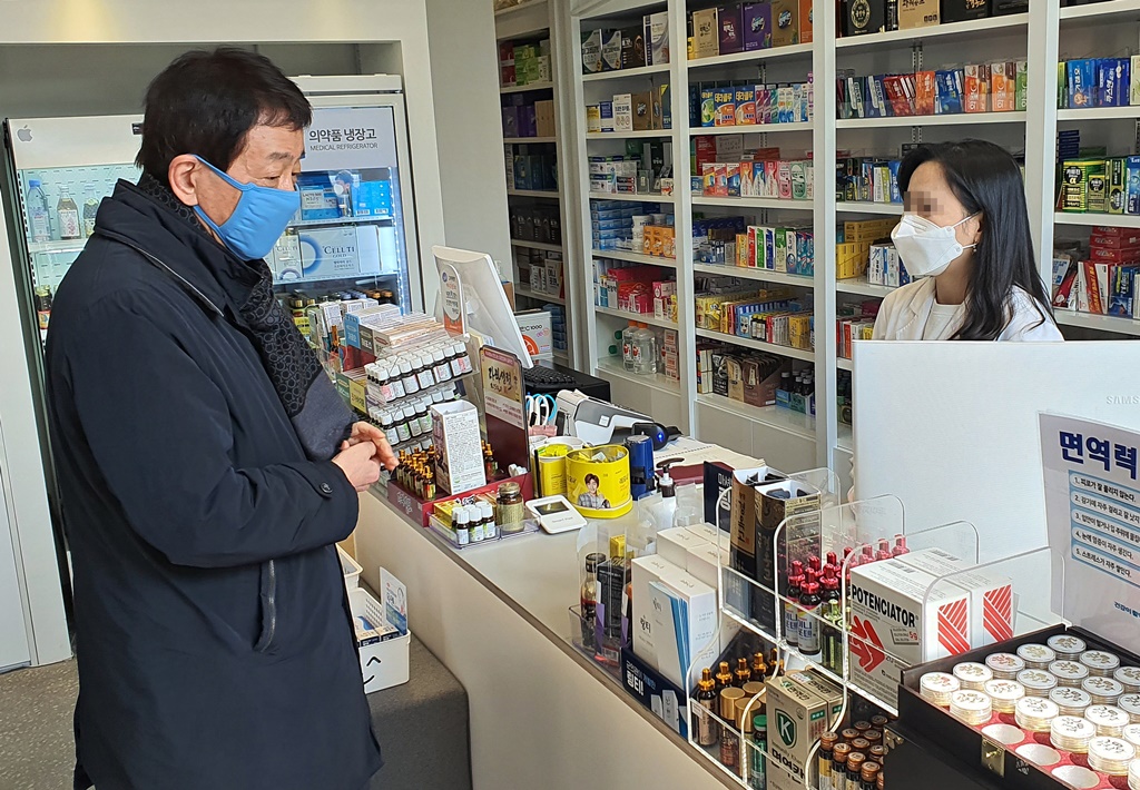 진 영 장관은 7일 오후 서울시 서대문구의 한 약국을 방문하여 마스크 수급 및 판매상황을 점검하고 약사들의 애로사항을 청취하고 있다.