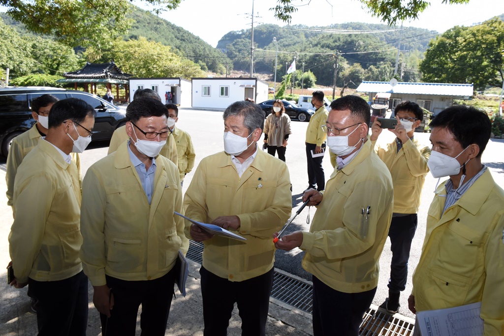 김계조 재난안전관리본부장이 22일 전남 곡성군 이재민 임시조립주택 입주 현장점검(남방을 비롯한 생활안전 점검)을 실시하고 있다