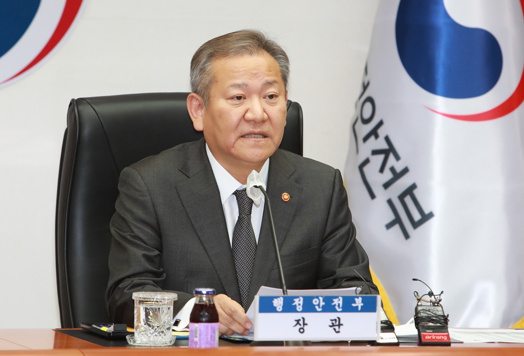 이상민 행정안전부 장관이 18일 오후 서울 종로구 정부서울청사에서 열린 '범정부 국가안전시스템 개편 TF' 1차 회의에 참석해 모두발언을 하고 있다.