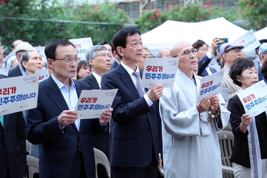 10일 서울 용산구 민주인권기념관 예정지에서 열린 제32주년 6·10 민주항쟁 기념식에서 참석자들이 '광야에서'를 제창하고 있다.