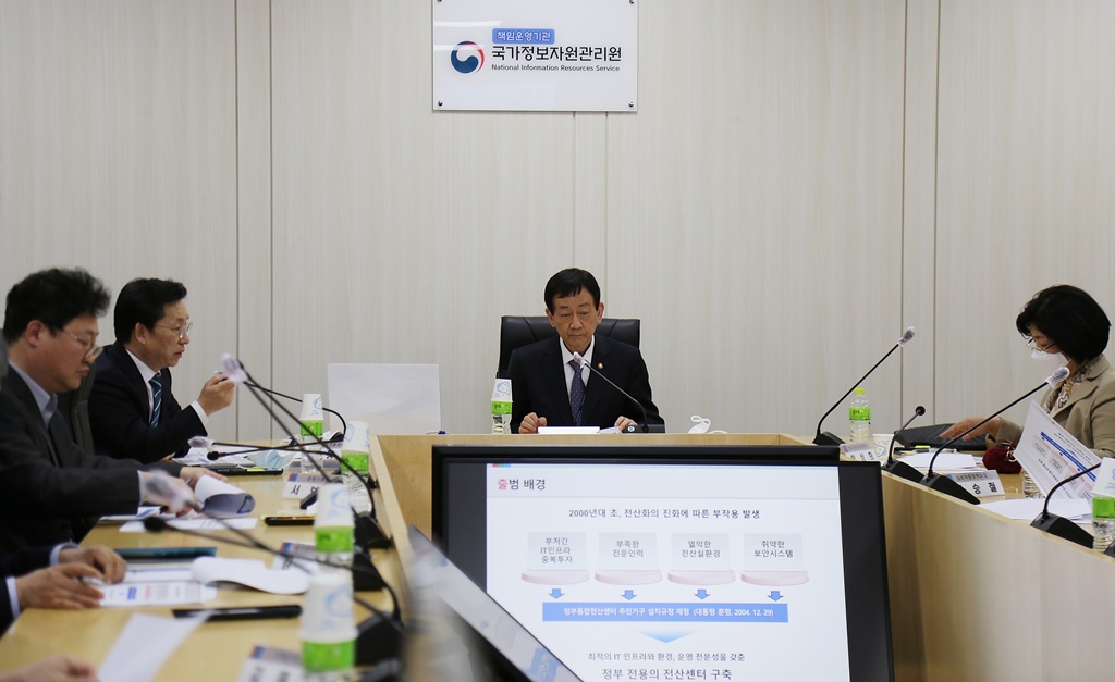 진영 장관이 9일 오후 대전 유성구 국가정보자원관리원을 방문해 관계자로부터 국가정보자원관리원 업무현황을 보고 받고 있다.