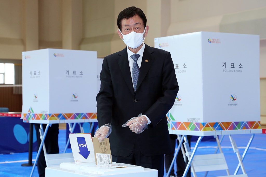 진영 장관이 10일 오전 세종시 한솔동 사전투표소에서 제21대 국회의원선거 사전투표를 하고 있다.