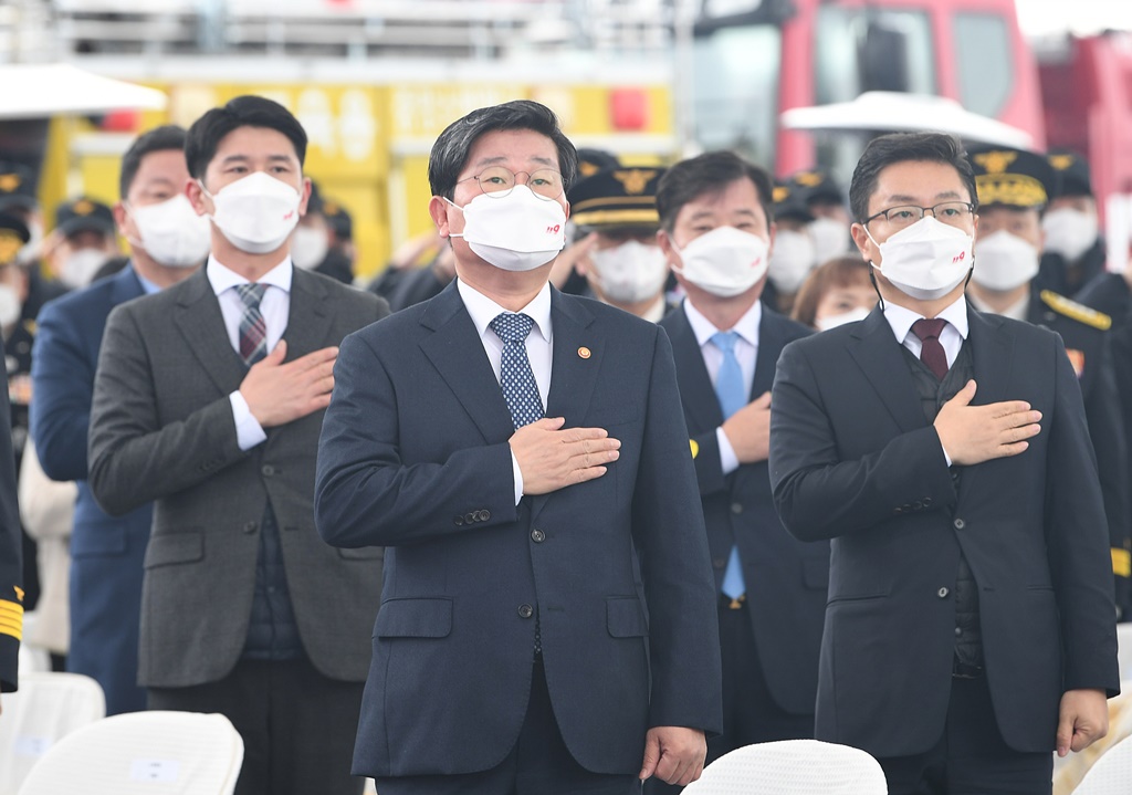 Minister Jeon Hae-cheol of the Interior and Safety pledges allegiance to the nation at the 59th Firefighting Day ceremony held at the site for National Firefighting Hospital at Eumseong-gun, Chungbuk Province on Nov. 9. 
