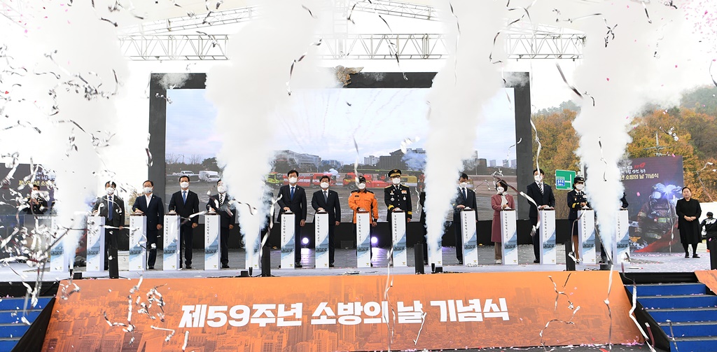 Minister Jeon Hae-cheol of the Interior and Safety (center) is having ground-breaking ceremony for the National Firefighting Hospital with key participants at the 59th Firefighting Day ceremony held at the site for National Firefighting Hospital at Eumseong-gun, Chungbuk Province on Nov. 9.