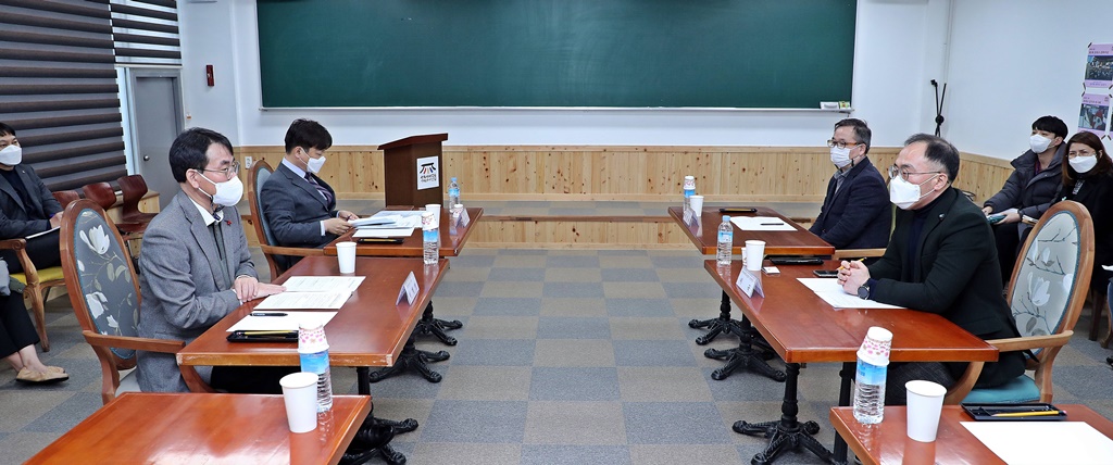 이재영 차관이 12일 오후 전라북도 전주시 덕진구 전북대대학로상인회 고객지원센터에서 상인들을 만나 착한임대인과 관련한 현장의 애로사항을 청취하고 향후 지원방안에 대한 의견을 나누고 있다.