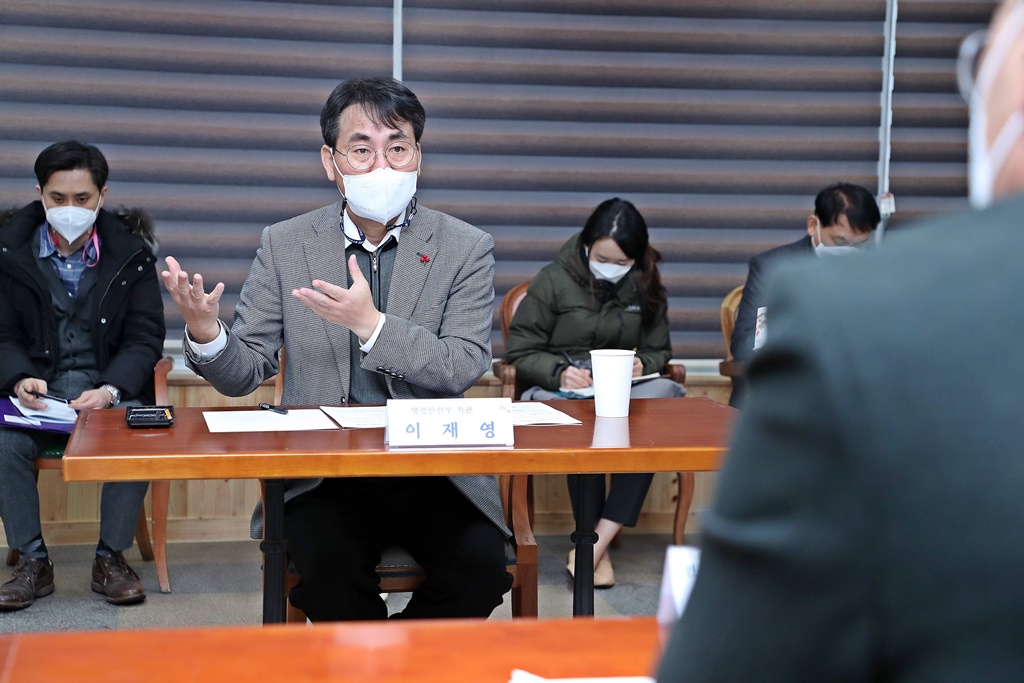 이재영 차관이 12일 오후 전라북도 전주시 덕진구 전북대대학로상인회 고객지원센터에서 상인들을 만나 착한임대인과 관련한 현장의 애로사항을 청취하고 향후 지원방안에 대한 의견을 나누고 있다.