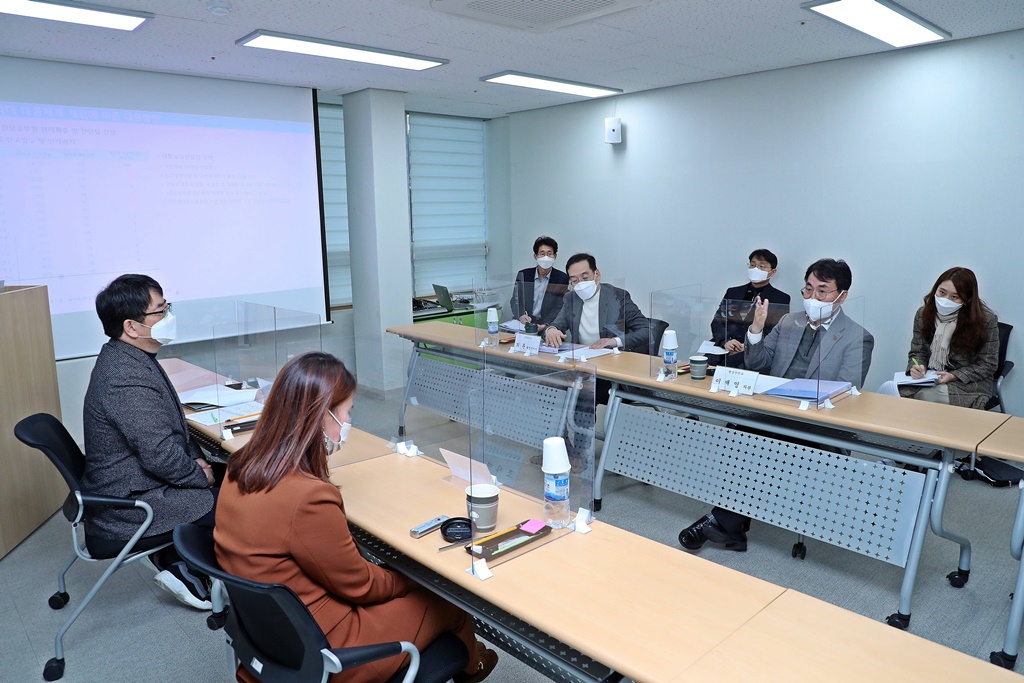 이재영 차관이 12일 오후 전라북도 전주시 완산구 전라북도아동보호전문기관에서 각 지역 기관장들을 만나 아동보호 실태를 점검하고 향후 개선방안에 대한 의견을 나누고 있다.