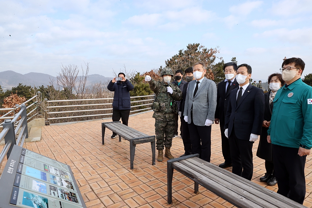 이상민 행정안전부 장관이 12일 오전 백령도 안보현장을 방문하여 천안함 46용사 위령탑에 헌화·분향한 뒤 현장을 둘러보고 있다.