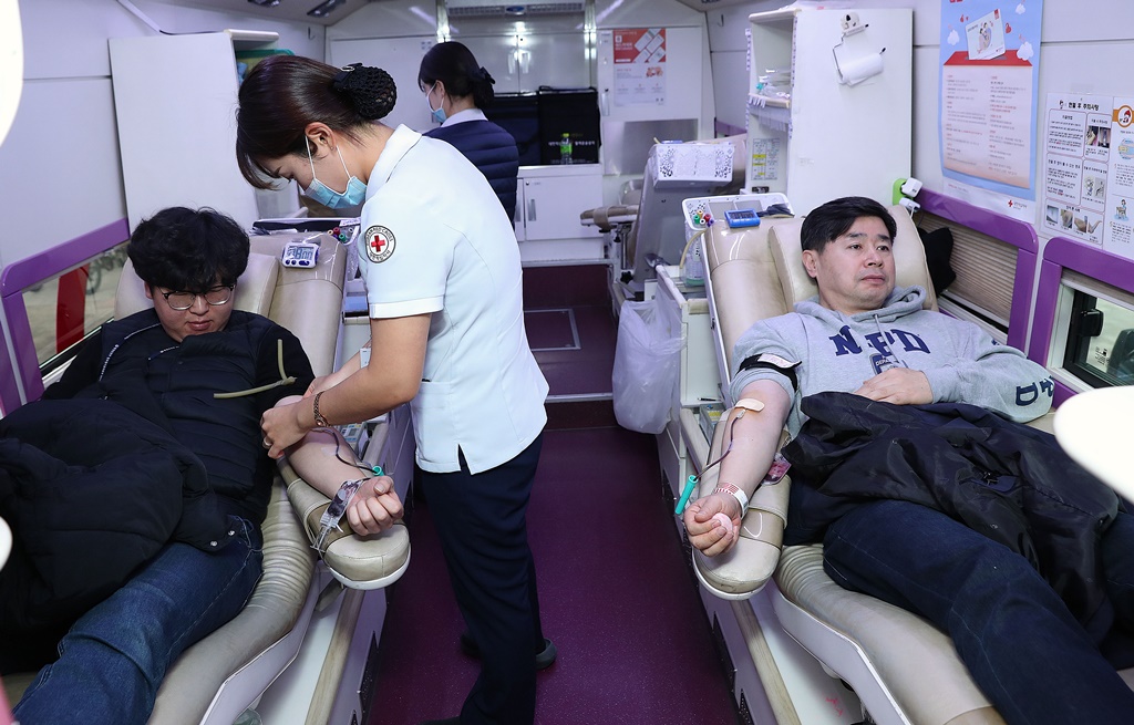 '코로나19'로 인한 혈액 공급 부족 문제 해결을 위해 19일 오전 세종시에 위치한 행정안전부 본관·별관 청사에서  전 직원들이 단체헌혈을 하고 있다.