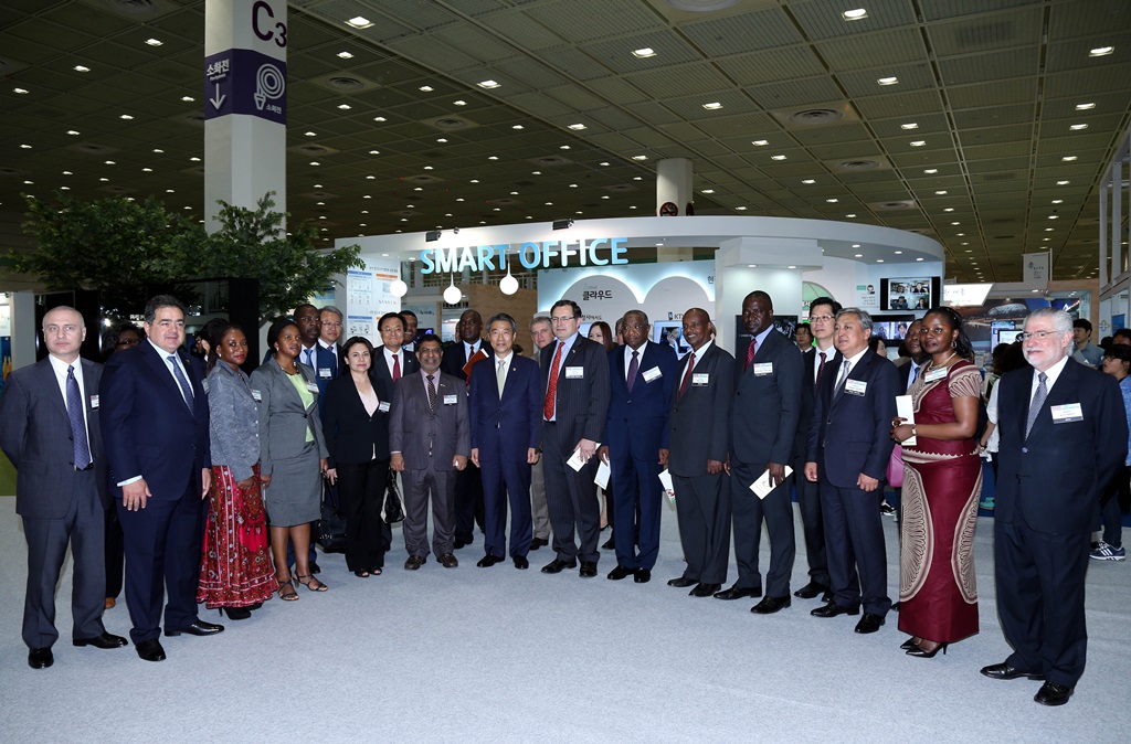 Diplomatic Corps in Seoul Flock to Government 3.0 Fair