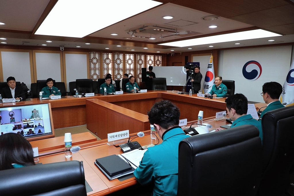 이상민 행정안전부 장관이 20일 오후 서울시 종로구 세종대로 정부서울청사 12층 중회의실에서 열린 '지방행정전산서비스 장애 대책본부' 회의에 참석해 모두발언을 하고 있다.