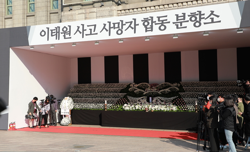 이상민 행정안전부 장관이 31일 서울 중구 서울광장에 마련된 이태원 사고 사망자 합동분향소에서 사망자들을 추모하고 있다.
