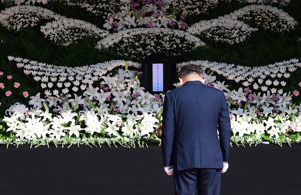 이상민 행정안전부 장관이 31일 서울 중구 서울광장에 마련된 이태원 사고 사망자 합동분향소에서 사망자들을 추모하고 있다.