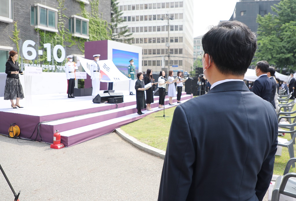 전해철 행정안전부 장관이 10일 서울시 용산구 민주인권기념관에서 열린 6·10 민주항쟁 기념식에 참석해  국민의례를 하고 있다.