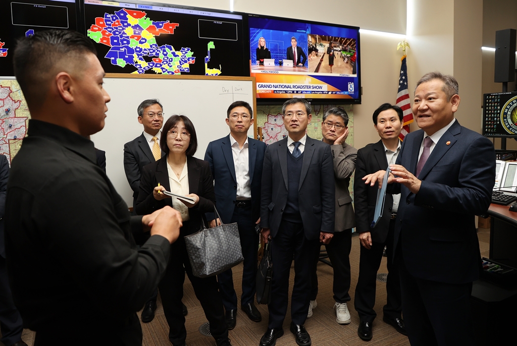 Lee Sang-min, Minister of the Interior and Safety, visited the LA Emergency Operations Center (EOC) on the morning of the 3rd (local time) and got briefed about the on-site cooperation system between the related agencies from the LA EOC officers.