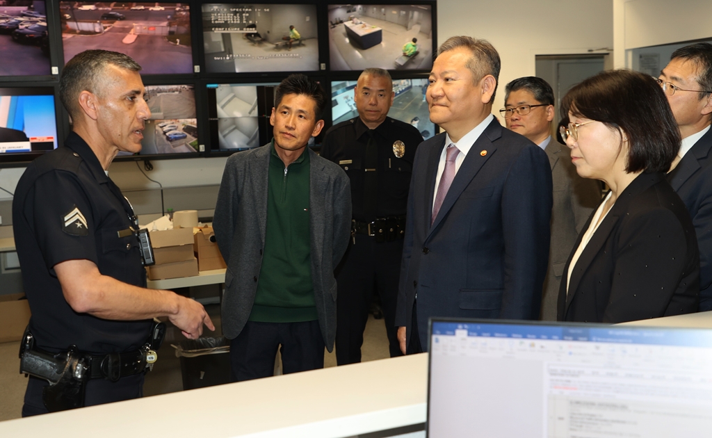 Minister Lee Sang-min visited the LA Olympic Police Station on the afternoon of the 3rd (local time) and listened to a senior officer about how they respond to emergency calls and operate the incident management system.