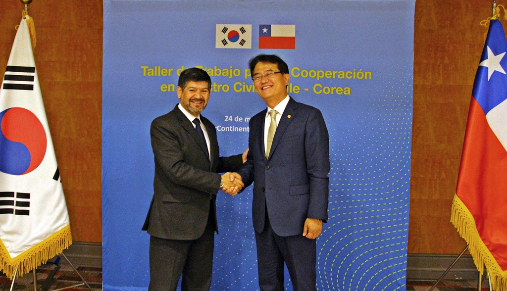 Vice Minister Yoon Jong-in taking photos with Jorge Alvarez, Head of the Chilean Civil Registry and Identification Service, at the “Korea-Chile Cooperation Workshop on Resident Registration” held at the Intercontinental Hotel in Santiago, Chile on May 24.