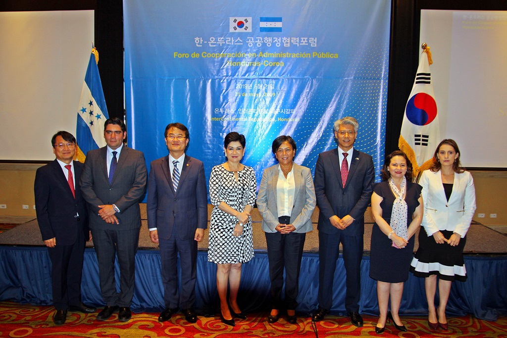 Vice Minister Yoon Jong-in (third from L) is taking photos with the Honduran Vice President Maria Antonia Rivera Rosales (fourth from L) and the delegates at the “Korea-Honduras Cooperation Forum on Public Administration” held at the Intercontinental Hotel in Tegucigalpa, Honduras on May 21.
