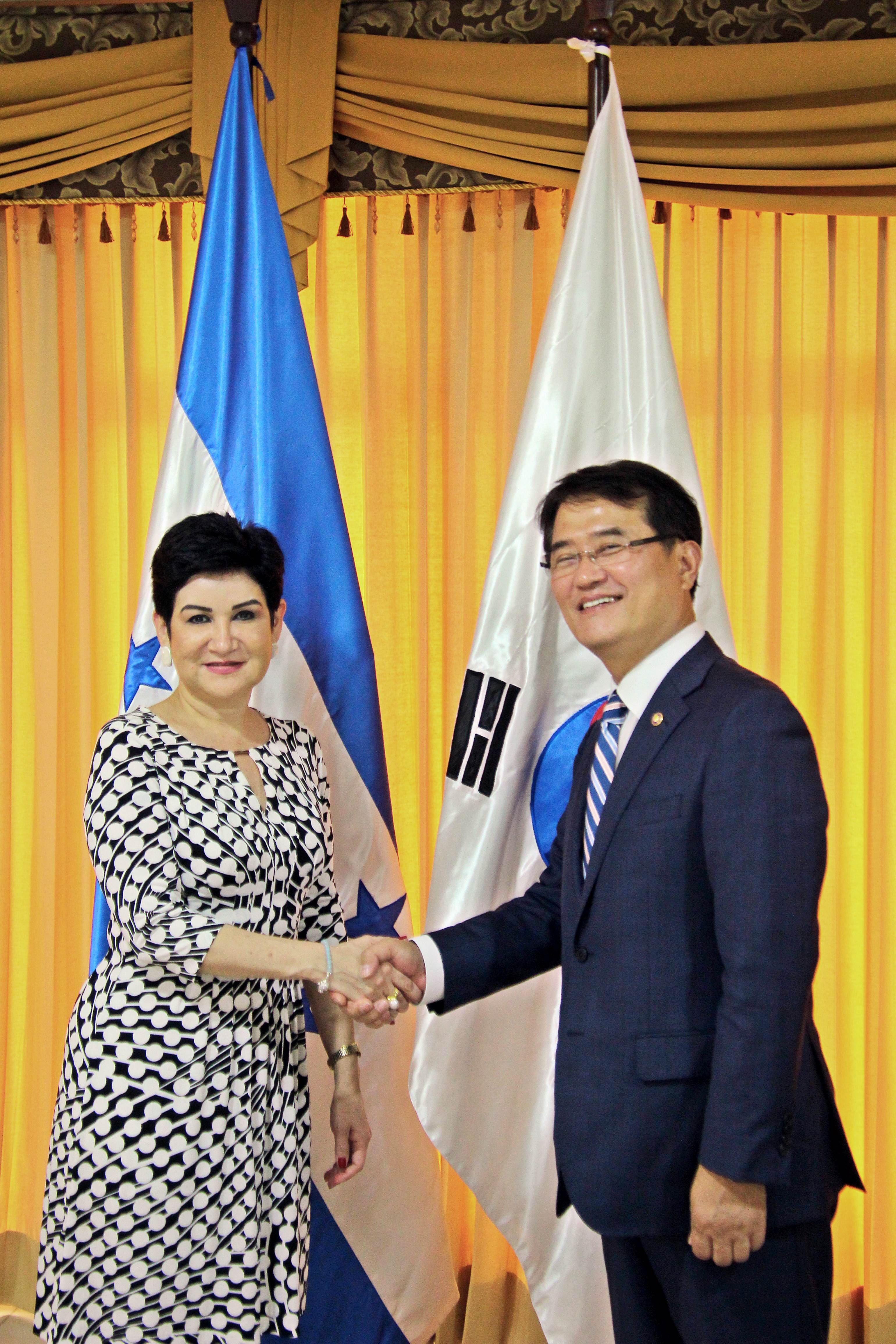 Vice Minister Yoon Jong-in is paying a courtesy call to and taking photos with the Honduran Vice President Maria Antonia Rivera Rosales at the Honduran President’s Office on May 21. Korea and Honduras discussed ways to enhance comprehensive cooperation in the areas of public administration including simplification of administration, resident registration and Data Center. 