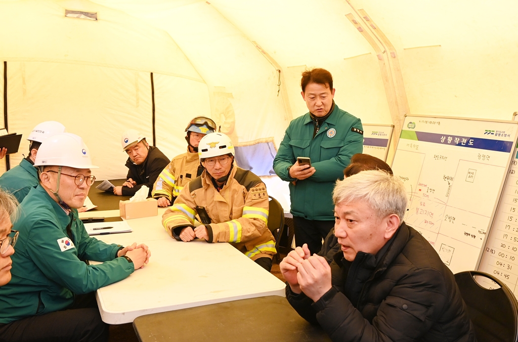 이한경 행정안전부 재난안전관리본부장이 13일 경기 광명시 신안산선 복선전철 5-2공구 붕괴 사고 현장을 찾아 사고수습과 인명 수색·구조상황을 청취하고 있다.