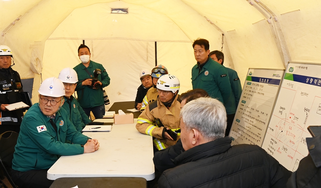 이한경 행정안전부 재난안전관리본부장이 13일 경기 광명시 신안산선 복선전철 5-2공구 붕괴 사고 현장을 찾아 사고수습과 인명 수색·구조상황을 청취하고 있다.