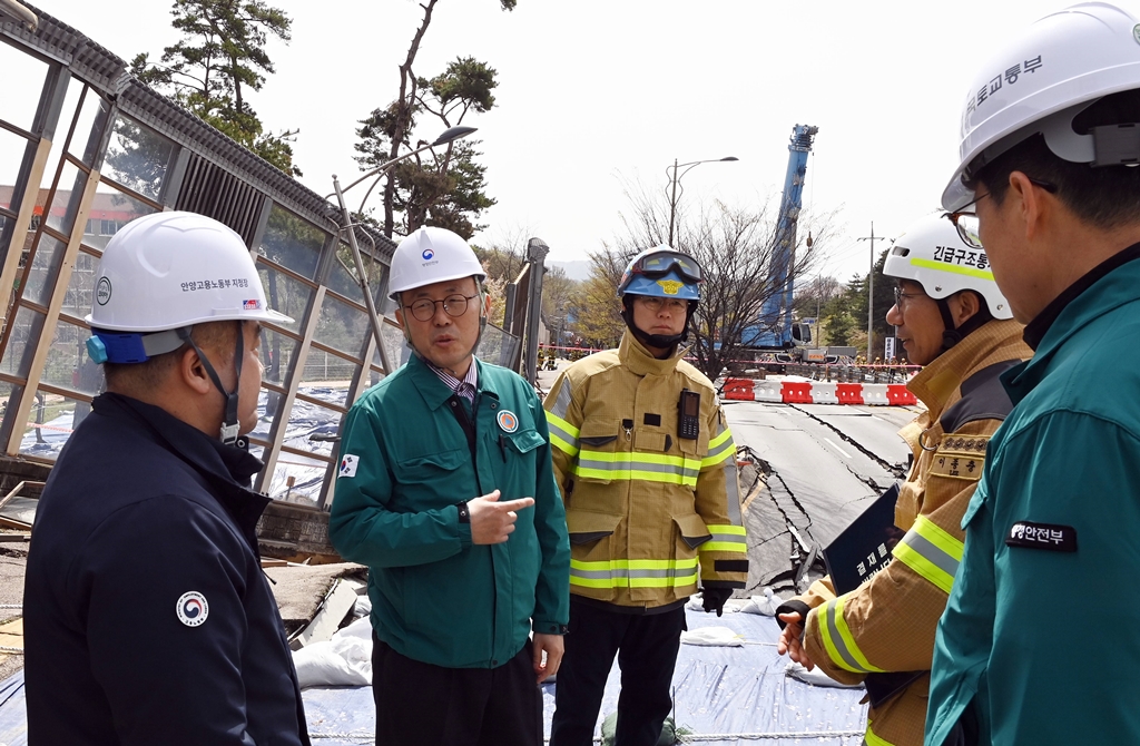 이한경 행정안전부 재난안전관리본부장이 13일 경기 광명시 신안산선 복선전철 5-2공구 붕괴 사고 현장을 찾아 관계자들과 함께 사고 현장을 살펴보고 있다. 